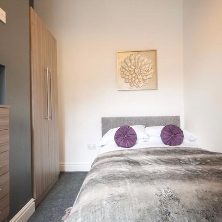 Centralized Private 4 Bedroom House At Hanley With Free Parking Etruria Exterior photo
